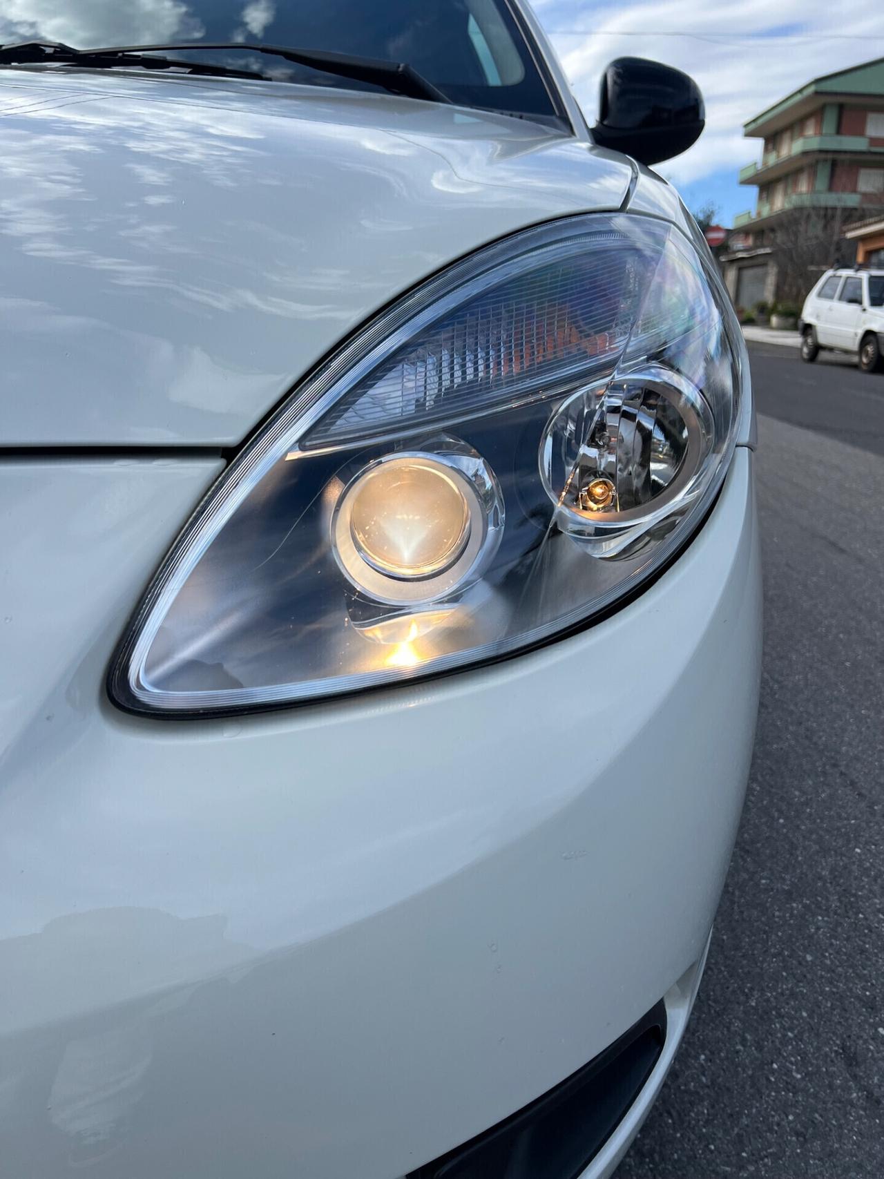 Lancia Ypsilon 1.3 MJT 75 CV Unyca