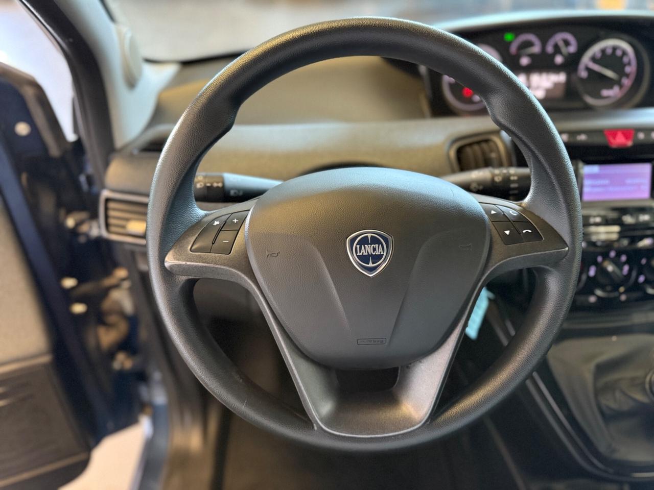 Lancia Ypsilon 1.0 FireFly S&S Hybrid Ecochic Silver