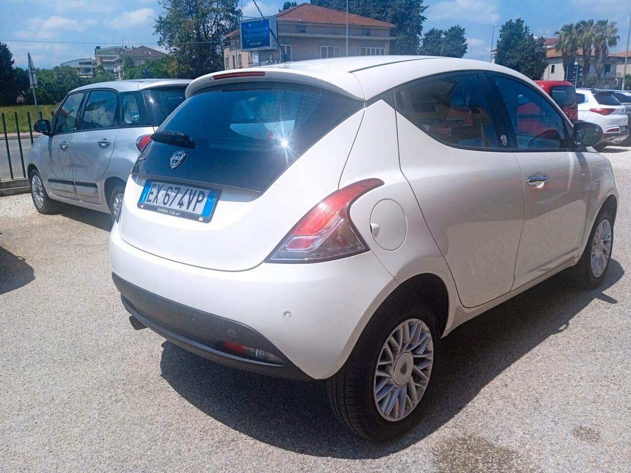 Lancia Ypsilon 0.9 TwinAir 85 CV 5 porte Metano Ecochic Silver