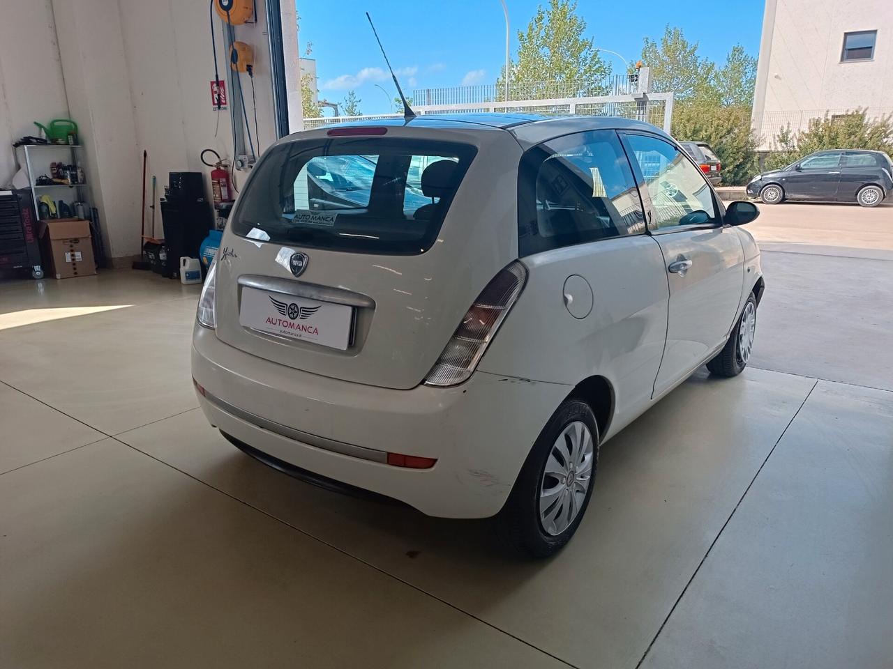 Lancia Ypsilon 1.3 MJT 75 CV Versus
