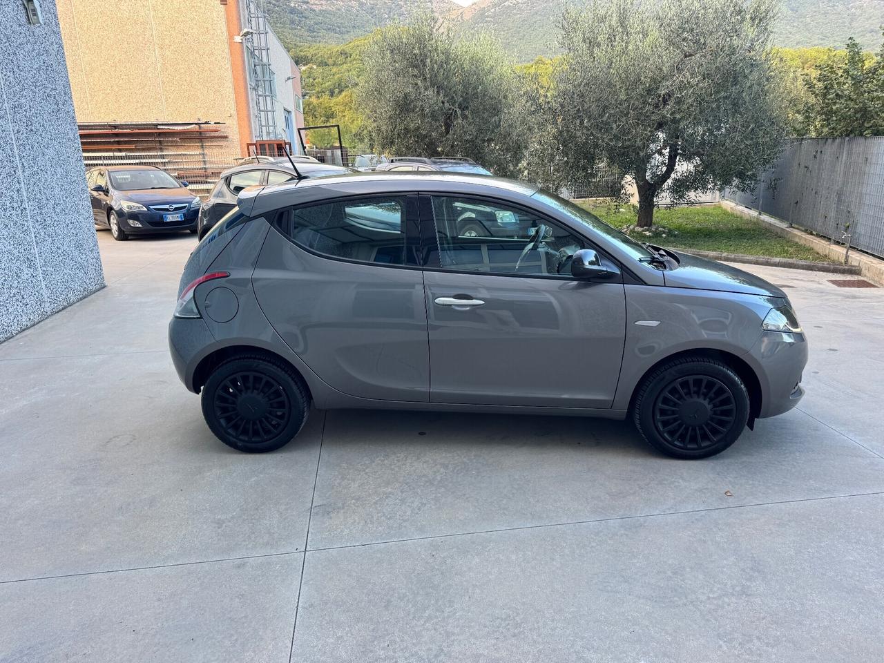 Ypsilon 1.0 FireFly 5 porte S&S Hybrid Silver