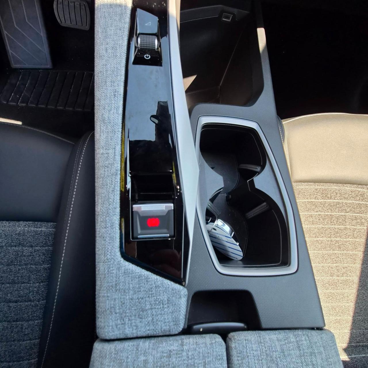 Peugeot 3008 Hybrid 136 e-DCS6 Allure 2025 km23000