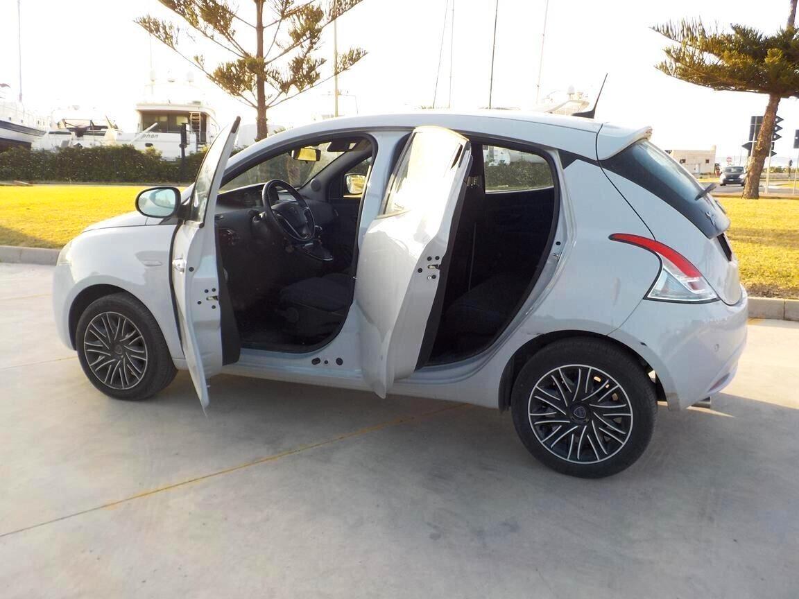 Lancia Ypsilon 1.0 FireFly 5 porte S&S Hybrid Ecochic Gold