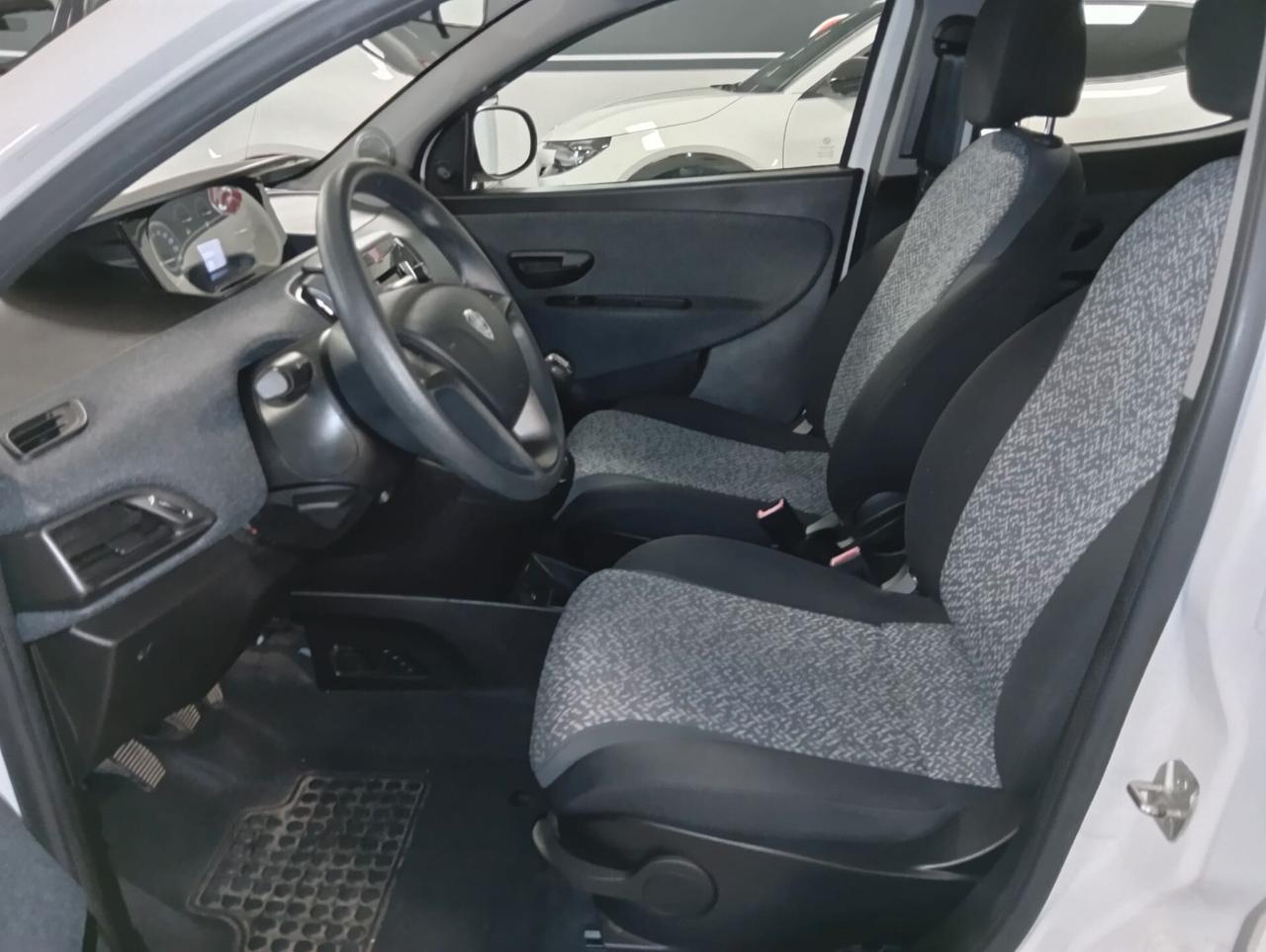 Lancia Ypsilon 1.0 FireFly 5 porte S&S Hybrid Ecochic Silver