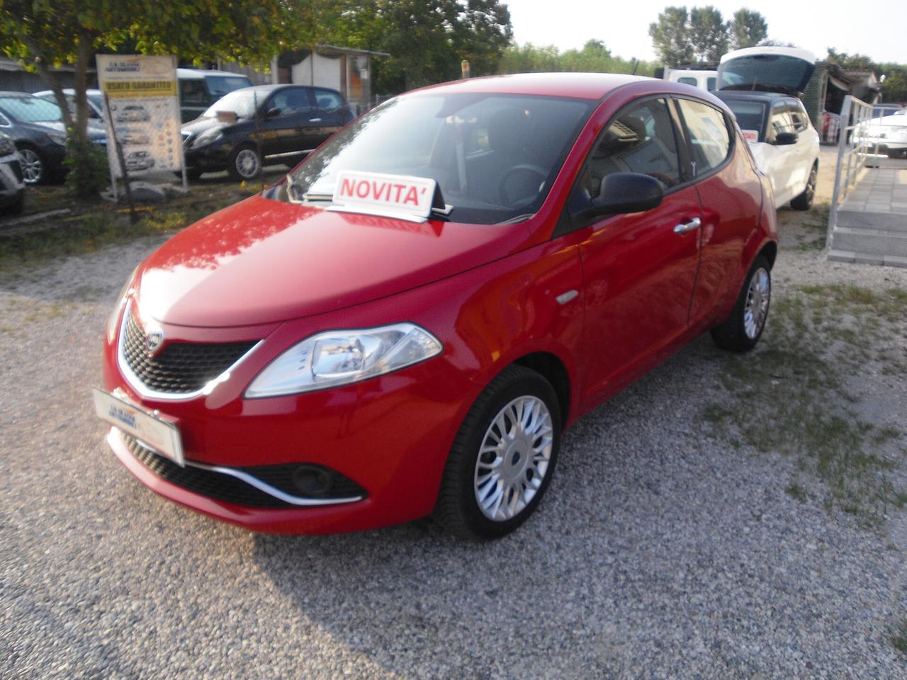 Lancia Ypsilon 1.2 69 CV 5 porte Silver neopatentati