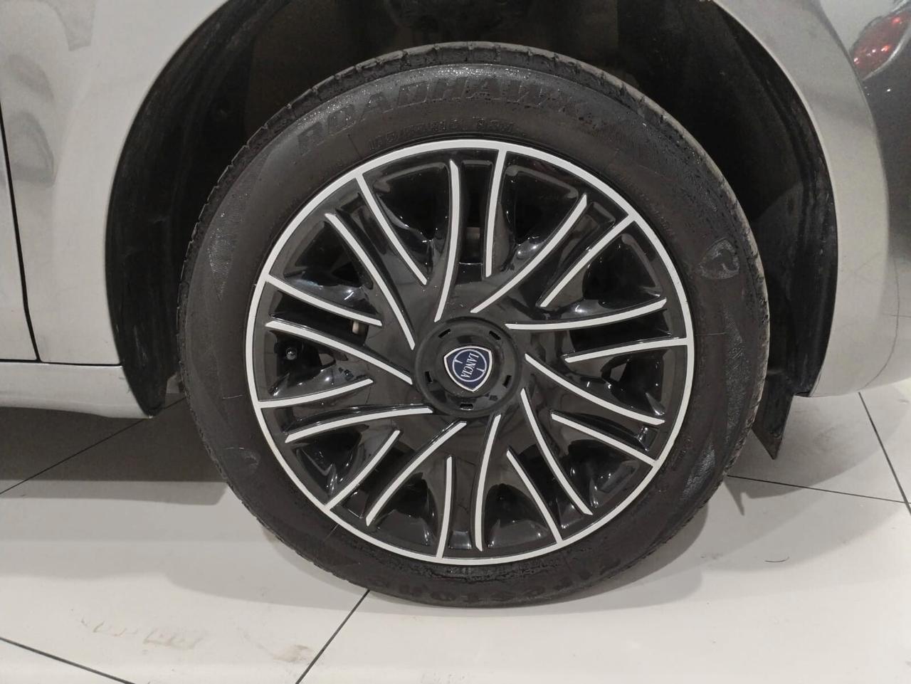 Lancia Ypsilon 1.0 FireFly 5 porte S&S Hybrid Ecochic Silver