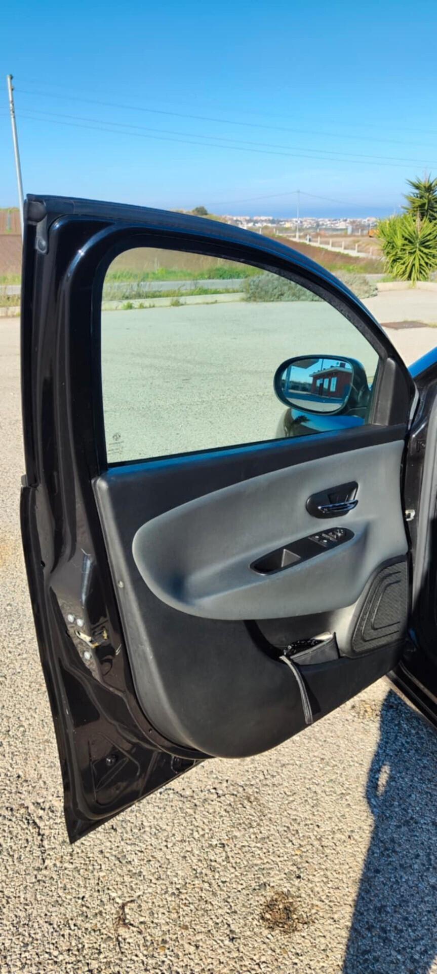 Lancia Ypsilon 1.2 69 CV 5 porte GPL Ecochic Platinum