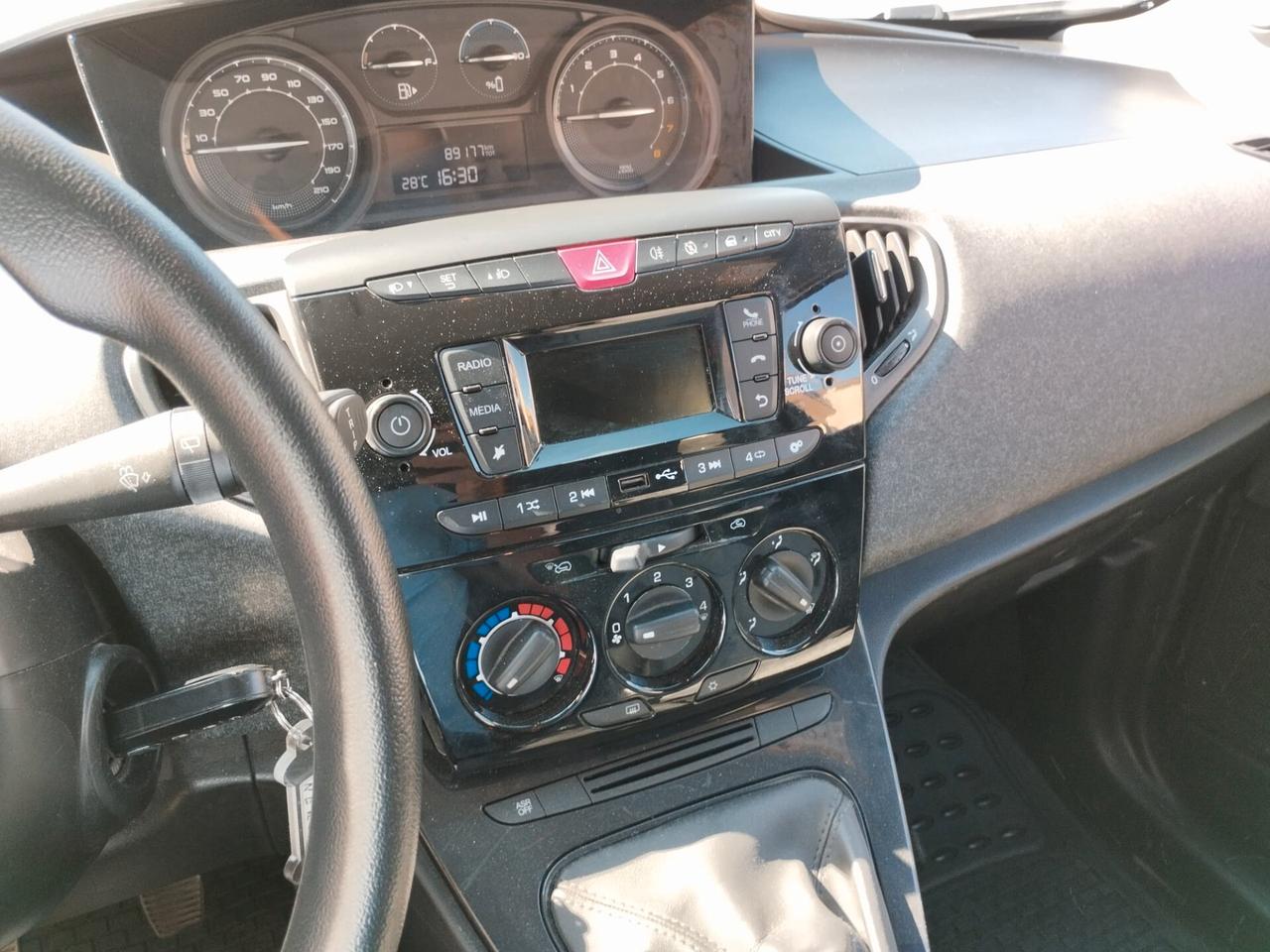Lancia Ypsilon 1.0 FireFly 5 porte S&S Hybrid Silver
