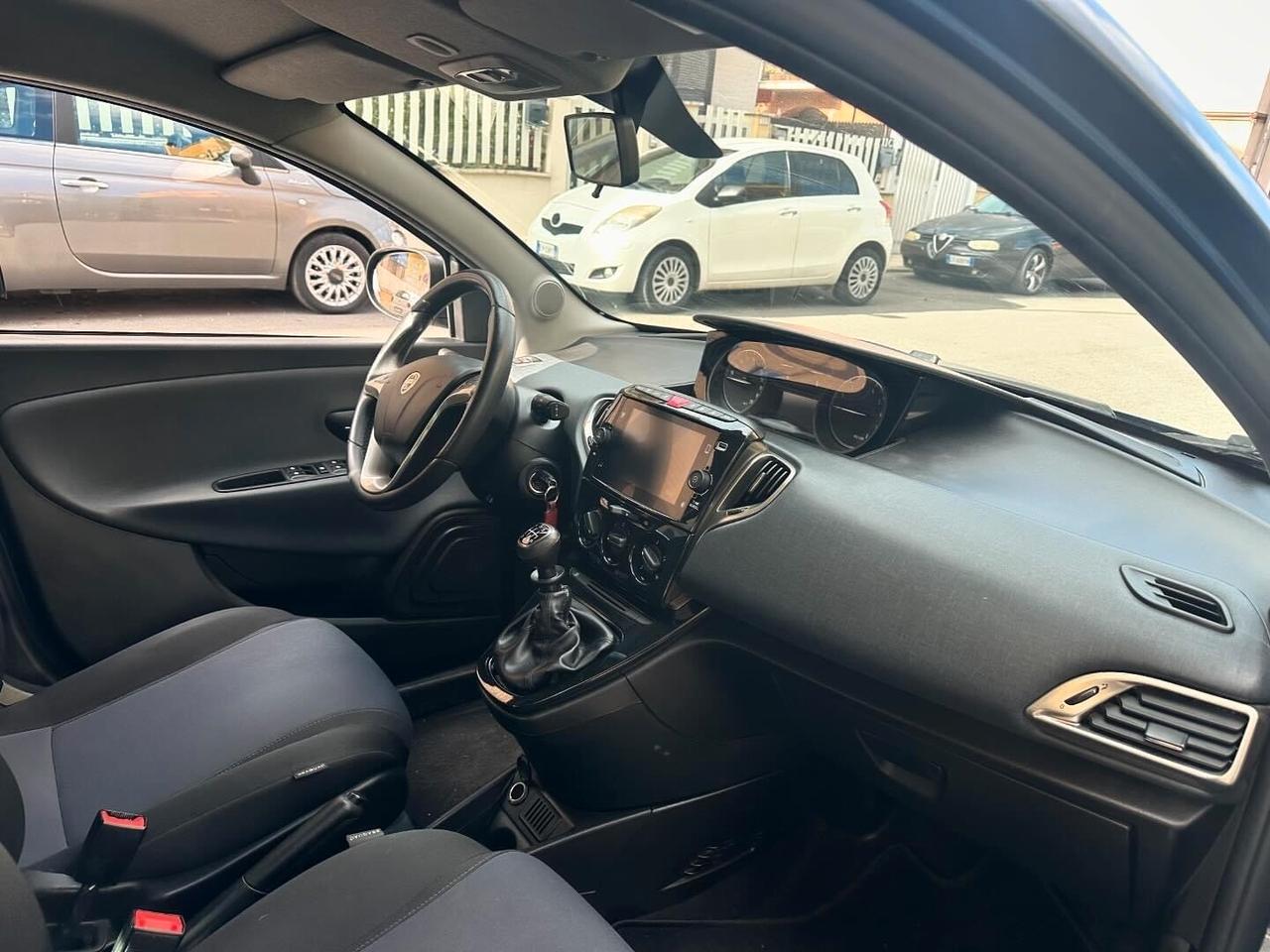 Lancia Ypsilon 1.0 FireFly 5 porte S&S Hybrid Ecochic Silver