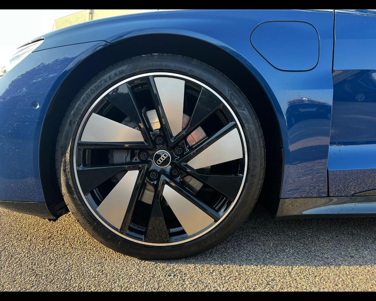 AUDI E - TRON GT QUATTRO