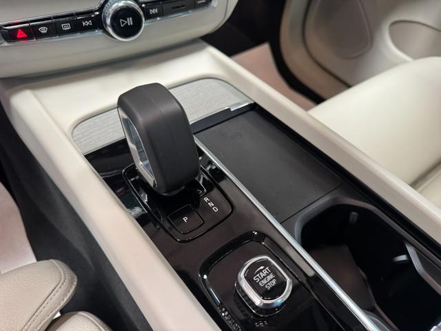 VOLVO XC60 B4 (d) AWD auto Ultimate Dark Gancio Originale