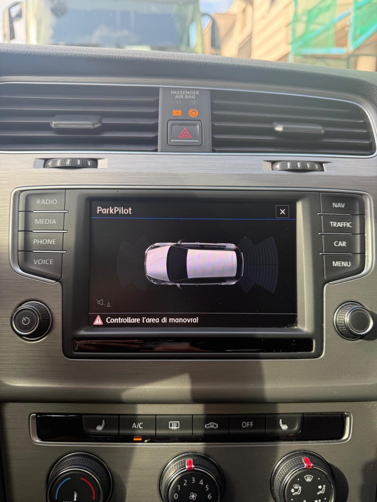 Volkswagen Golf 5p 1.6 tdi 110cv NAVI,APP CONNECT,SEDILI RISCALD.ATISENSORI DI PARCHEGGIO,DISTRIBUZIONE FATTA 10/25