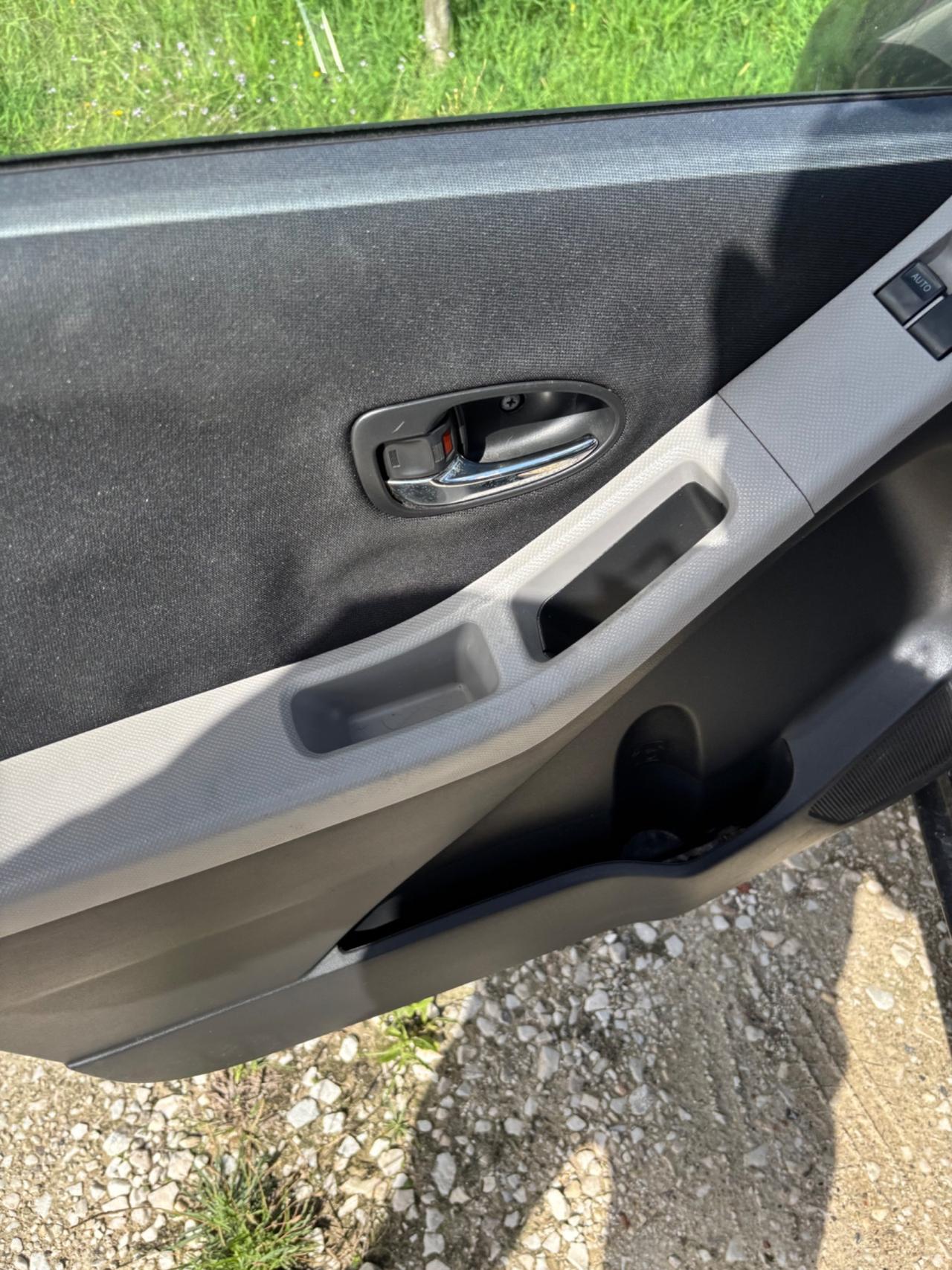 Toyota Yaris 1.3 5 porte Sol neo patentato