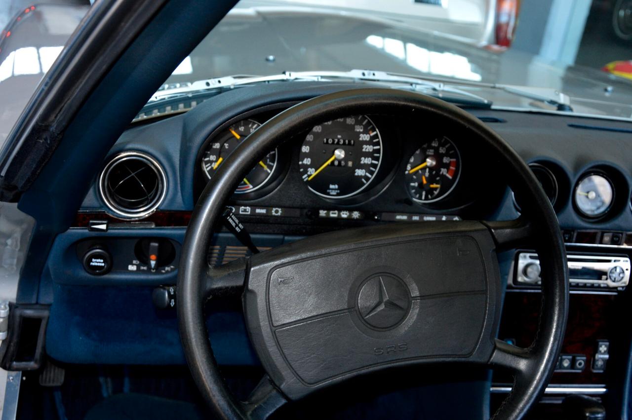 Mercedes-benz SL 560 R 107