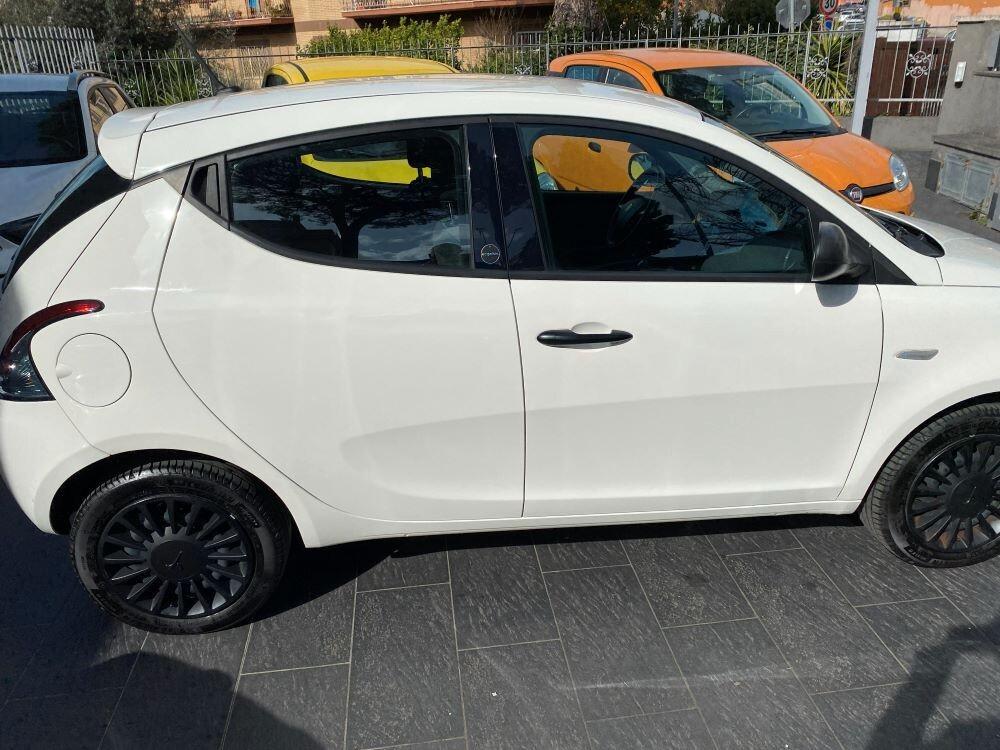 Lancia Ypsilon 1.0 FireFly 5 porte S&S Hybrid Ecochic Silver