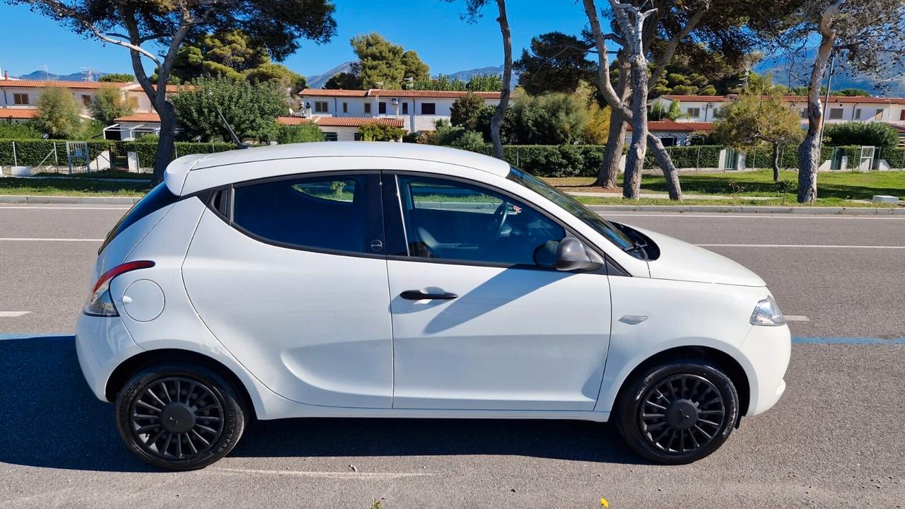 Lancia Ypsilon 1.0 FireFly 5 porte S&S Hybrid Ecochic Silver