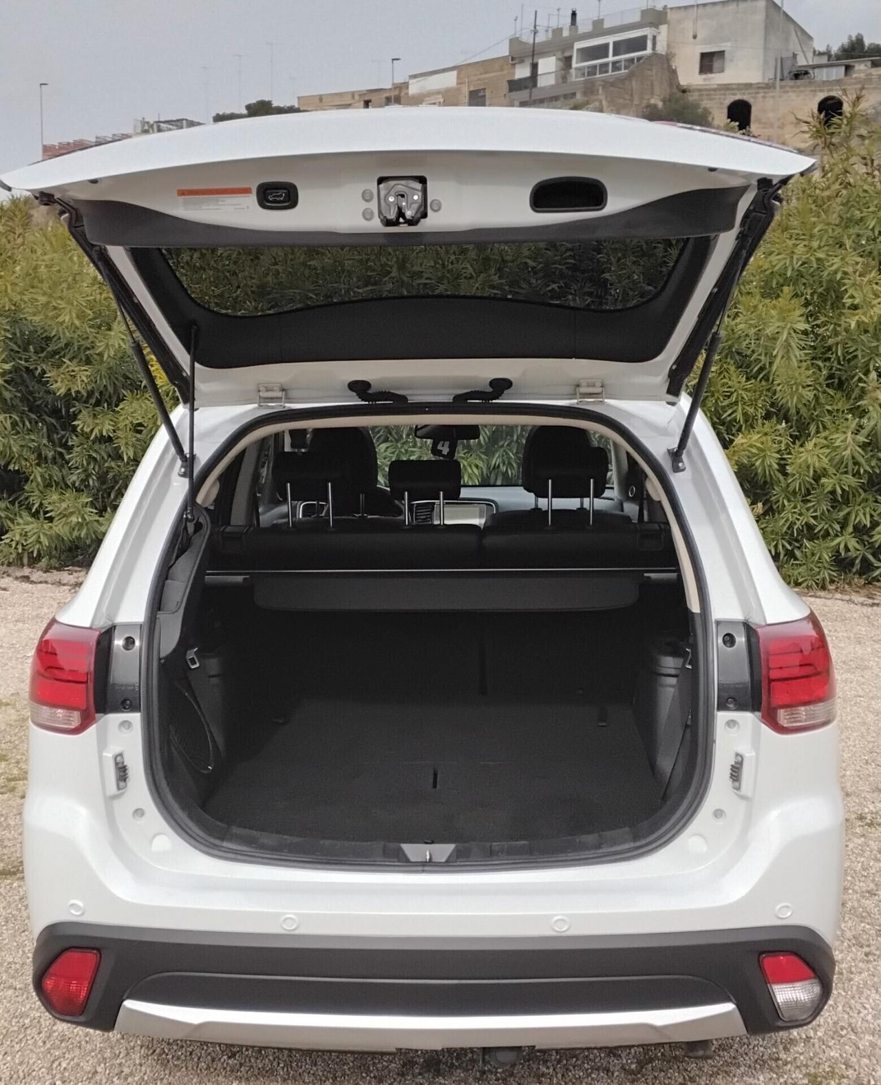 Mitsubishi Outlander 2.2 D INSTYLE PLUS 7 POSTI