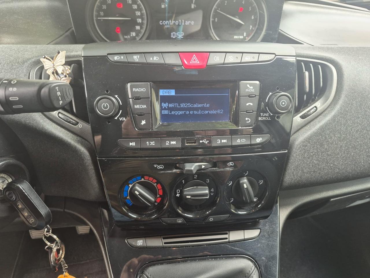 Lancia Ypsilon 1.0 FireFly 5 porte S&S Hybrid Silver