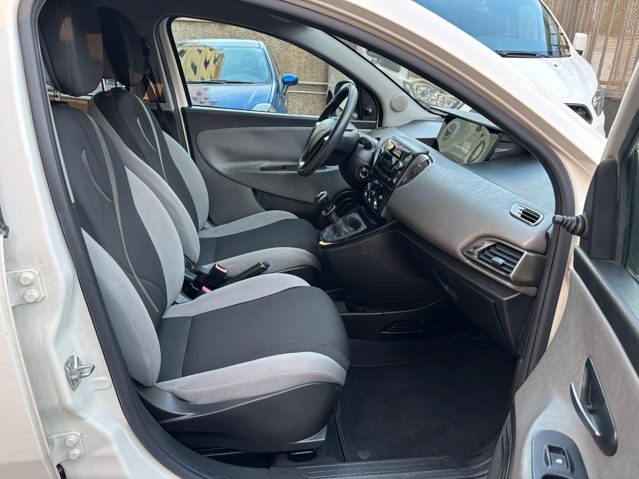 Lancia Ypsilon 1.2 69 CV 5 porte Silver POSTI