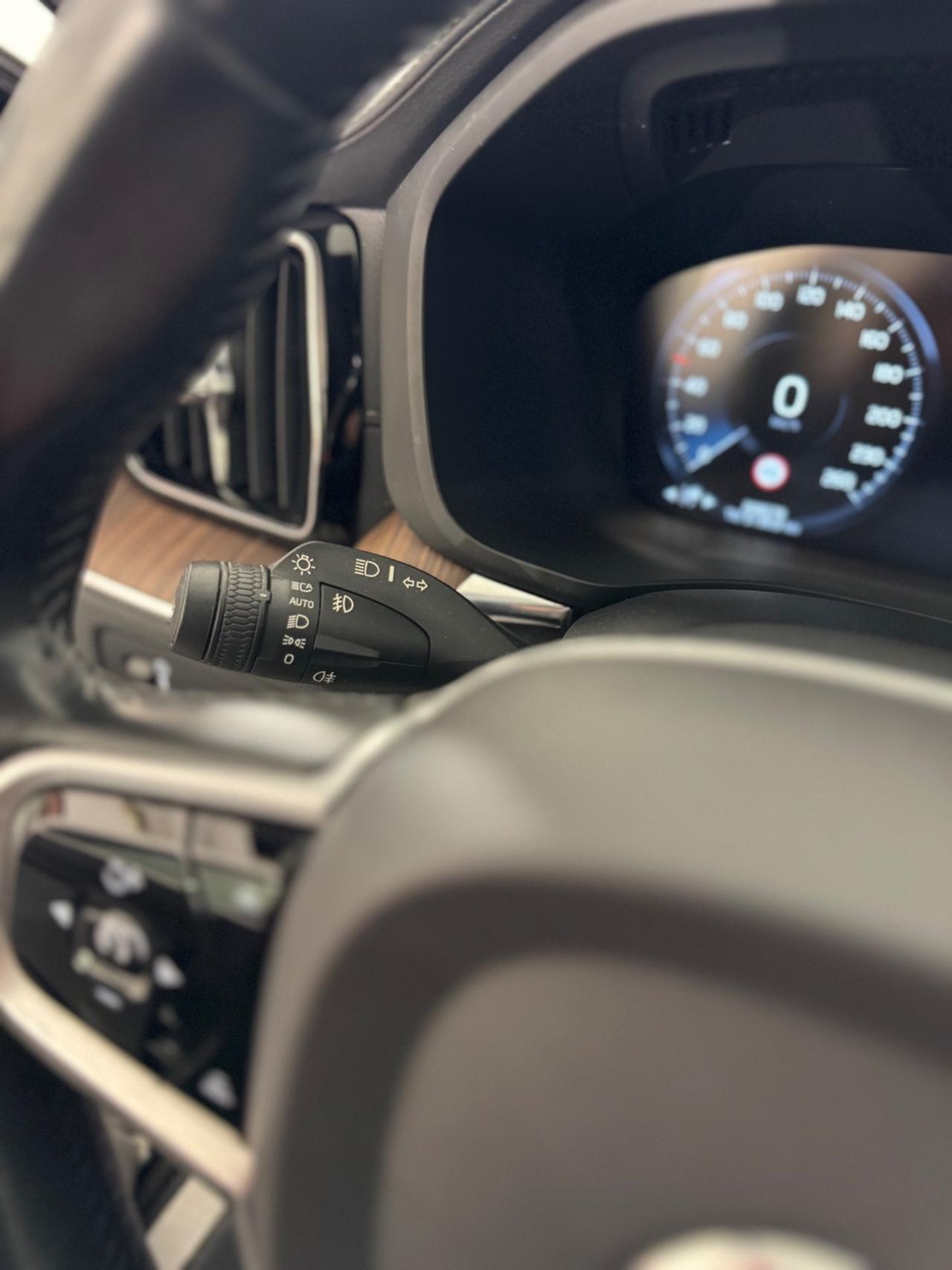 Volvo XC 60 XC60 B4 (d) AWD Geartronic Inscription FULL OPTIONAL, SEDILI IN PELLE CON REGOLAZIONE ELETTRICA CON MEMORIA, CRUISE ADATTIVO, CLIMA TRI-ZONA , PORTELLONE ELETTRICO, APPLE CARPLAY, FARI FULL LED AUTOMATICI E MOLTO ALTRO