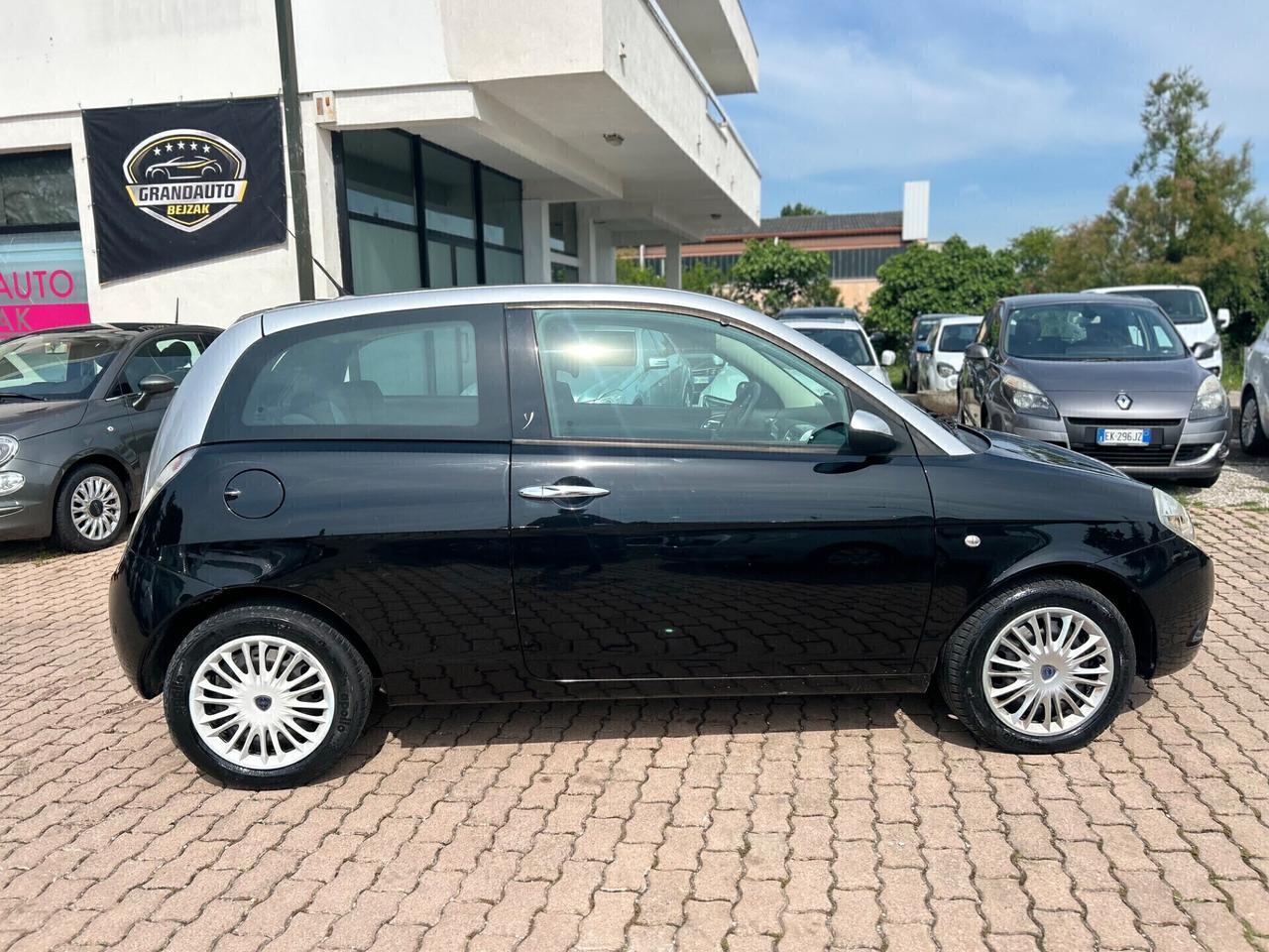Lancia Ypsilon 1.3 MJT 75 CV Versus