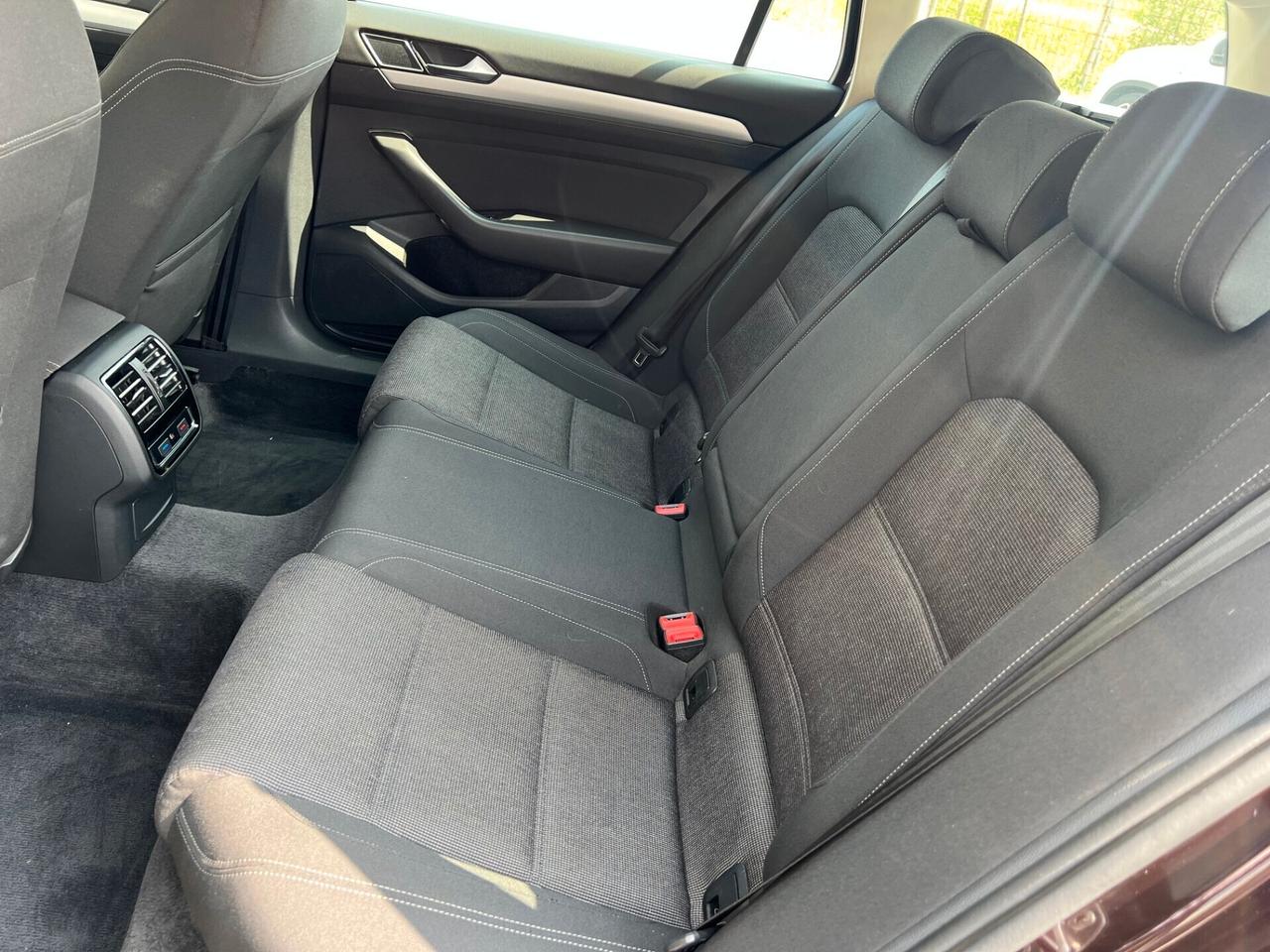 Volkswagen Passat Variant 1.6 TDI SCR DSG Business BMT colore Bordeaux