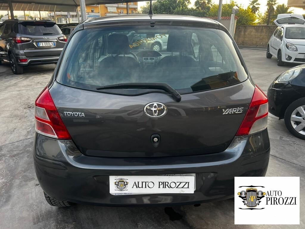 TOYOTA YARIS 1.3 Benz Cambio automatico 2011