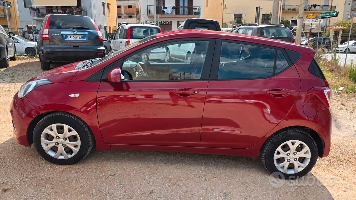 Hyundai i10 1.0 70CV classic pro ( FA UN PO DI FUMO BIANCO ED HA UN CONSUMO D'OLIO ),