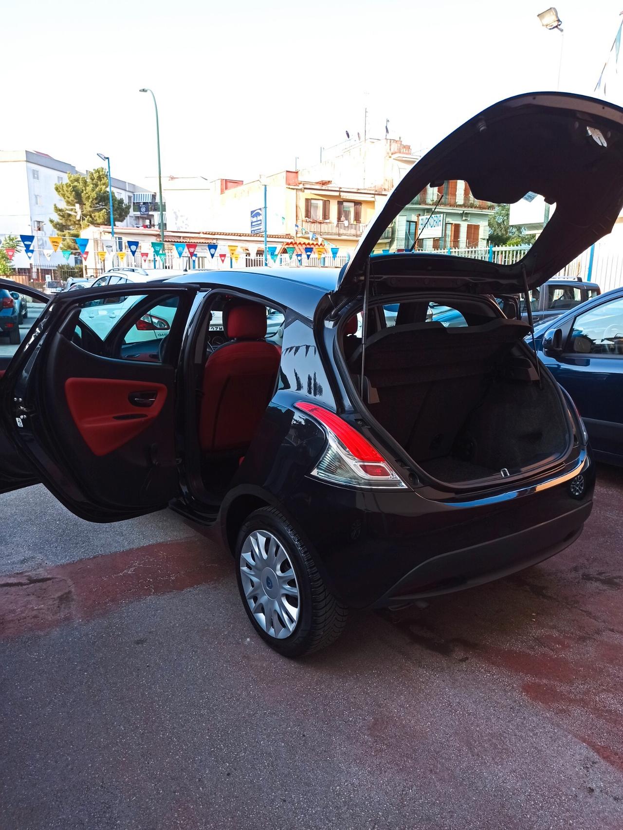 Lancia Ypsilon 1.2 69 CV 5 porte S&S Silver