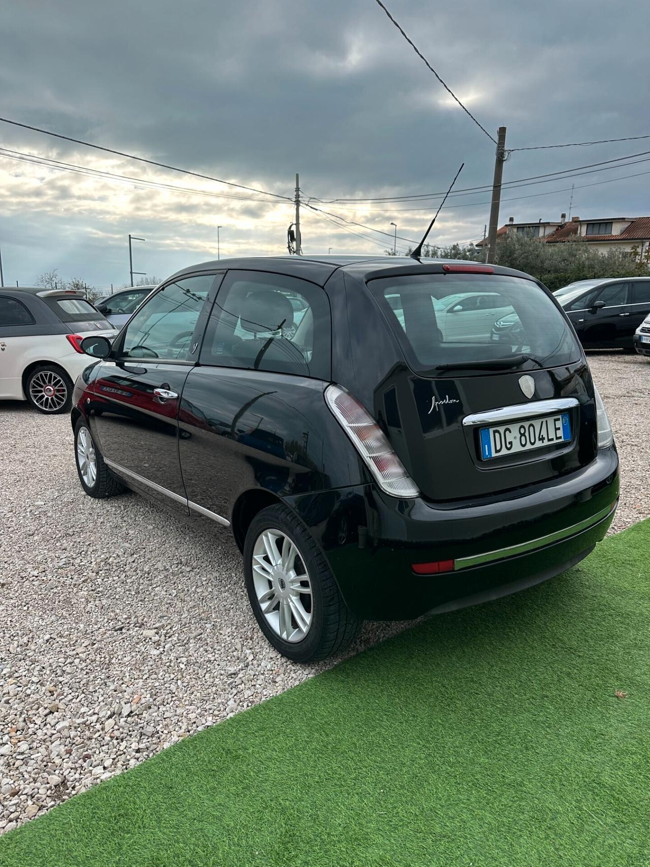 Lancia Ypsilon 1.4 16V Sport MomoDesign