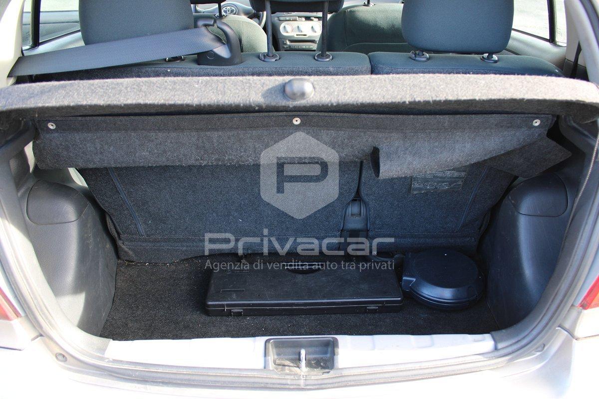 TOYOTA Yaris 1.3i 16V cat 5 porte Sol