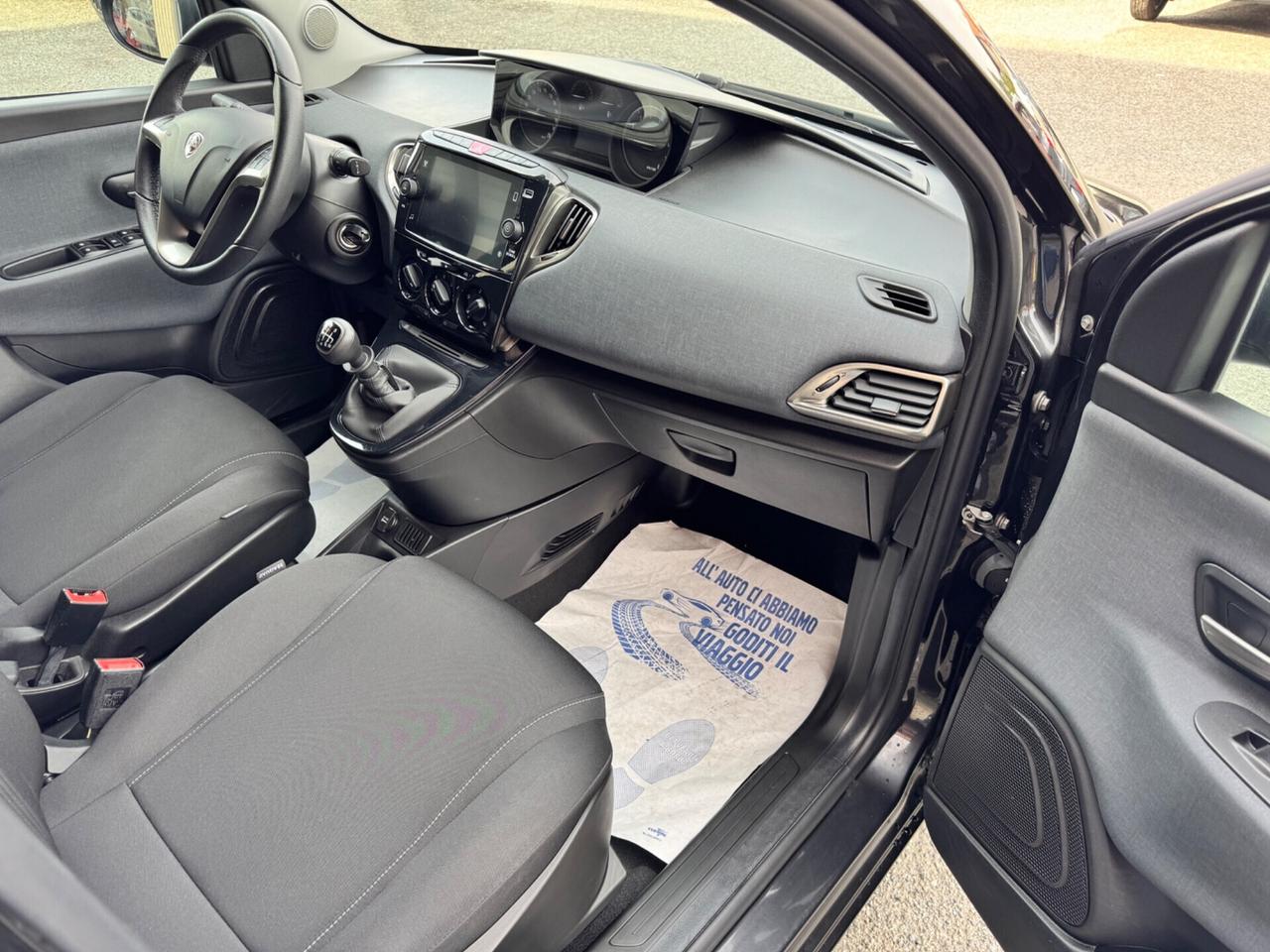 Lancia Ypsilon 1.0 Gold Hybrid