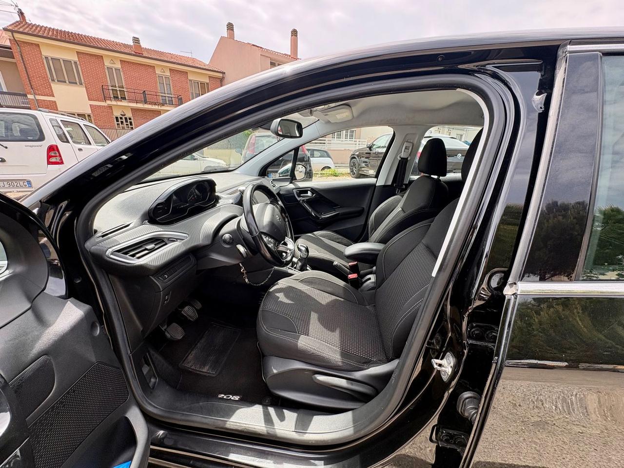 Peugeot 208 Allure 1.6 Blue HDI 75 #10654