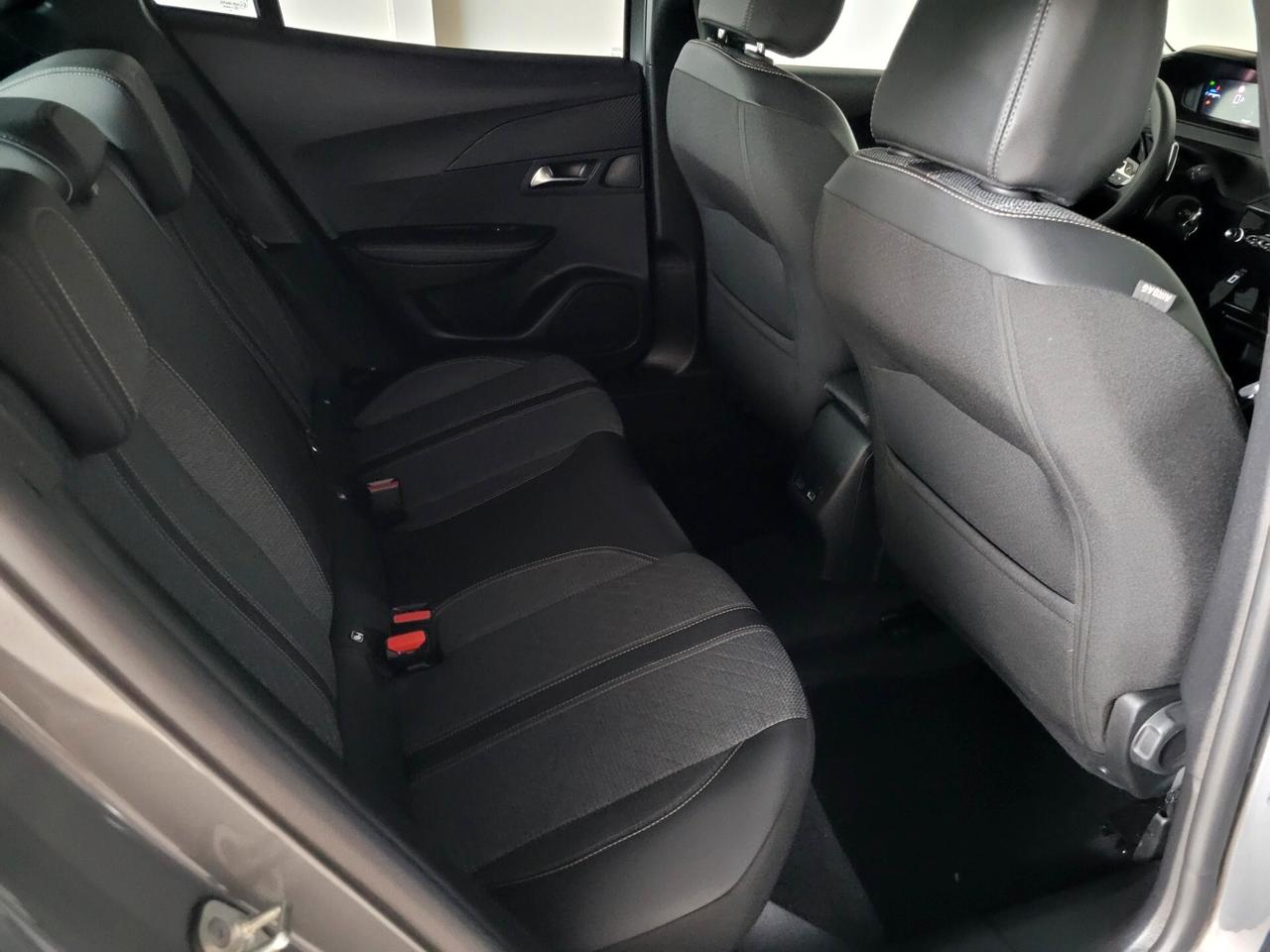 Peugeot 2008 1.2 ALLURE AUT. CARPLAY LED ACC RETROCAMERA