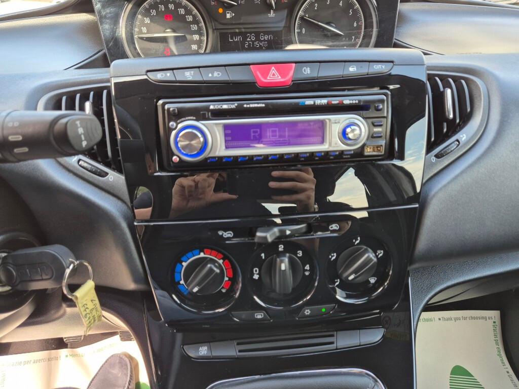 Lancia Ypsilon 1.2 69 CV 5 porte 27.000 KM