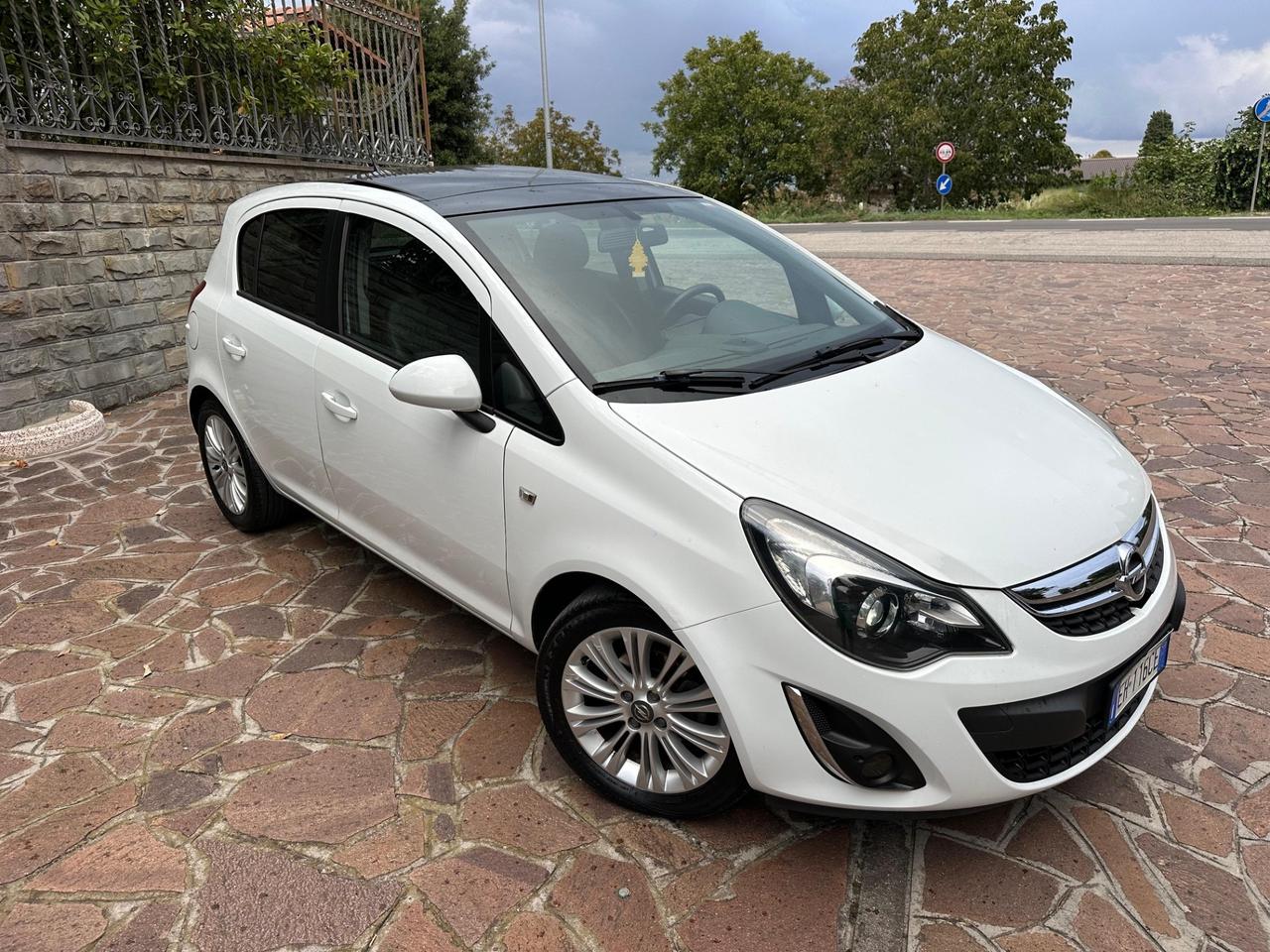 Opel Corsa 1.2 5 porte Cosmo NEOPATENTATI