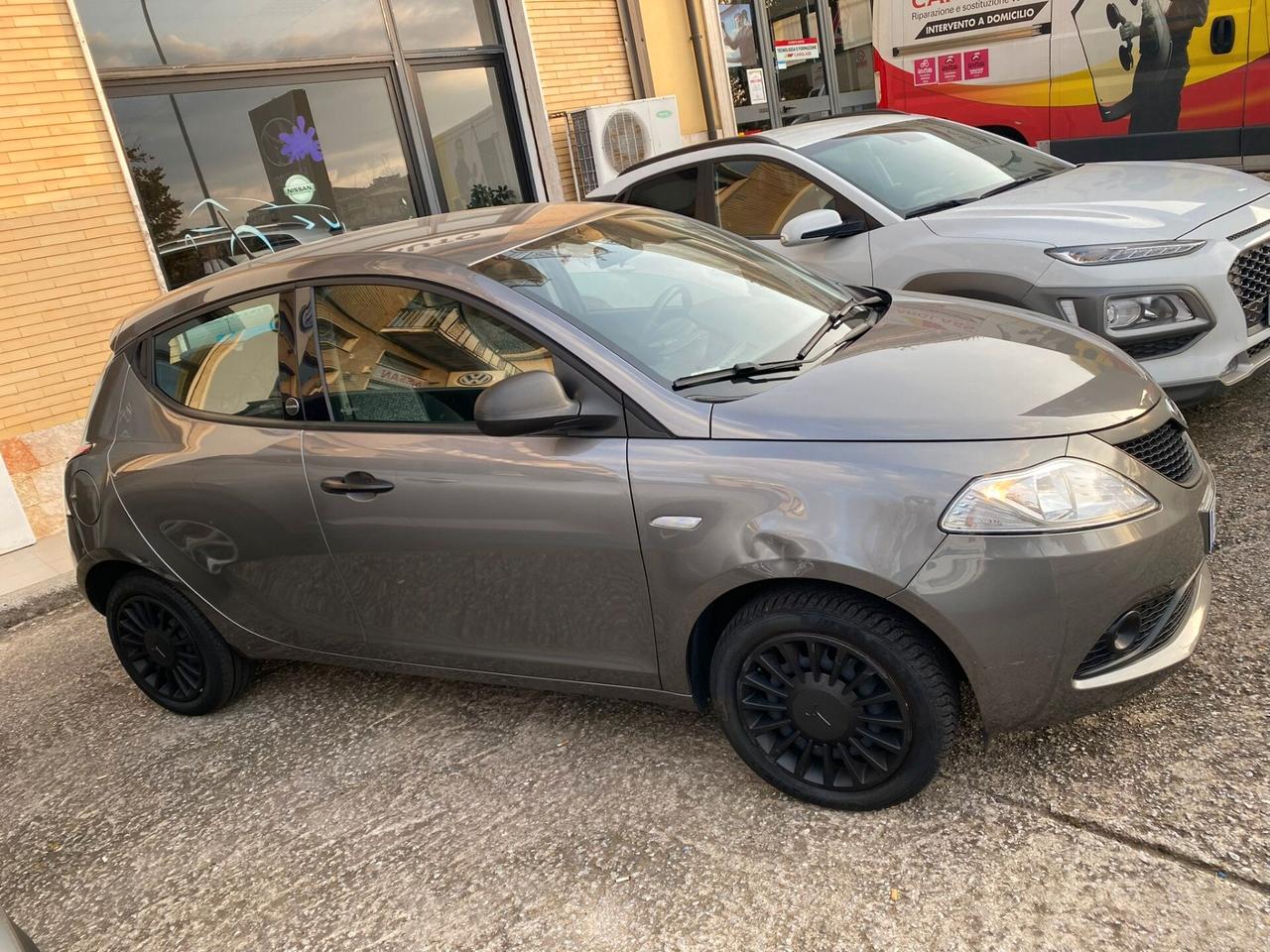 Lancia Ypsilon 1.0 FireFly 5 porte S&S Hybrid Ecochic Silver