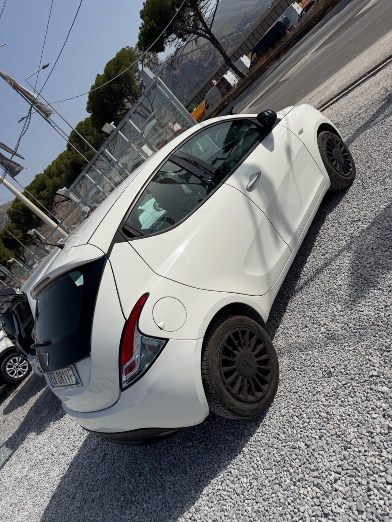 Lancia Ypsilon 1.2 69 CV 5 porte S&S Silver