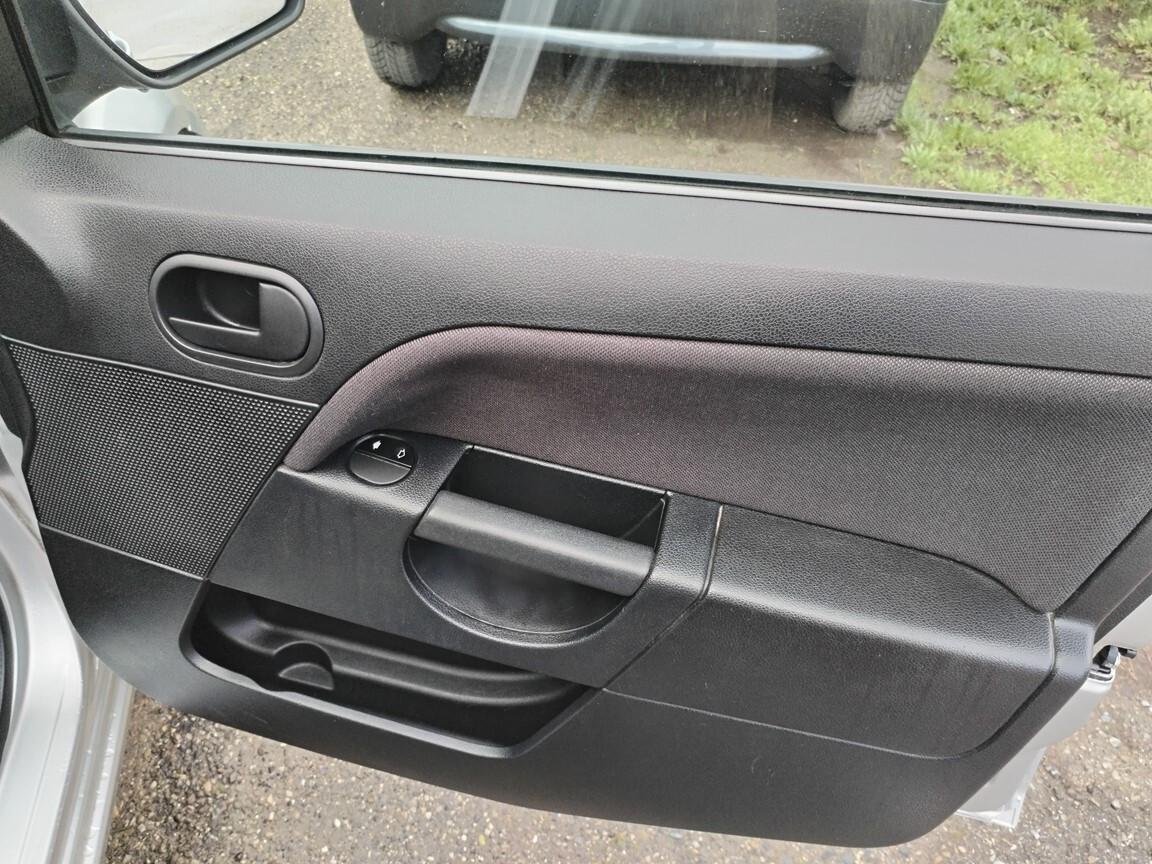 Ford Fiesta Fiesta 1.2 5p. 160000km 2007 distribuzione e tagliando fatto