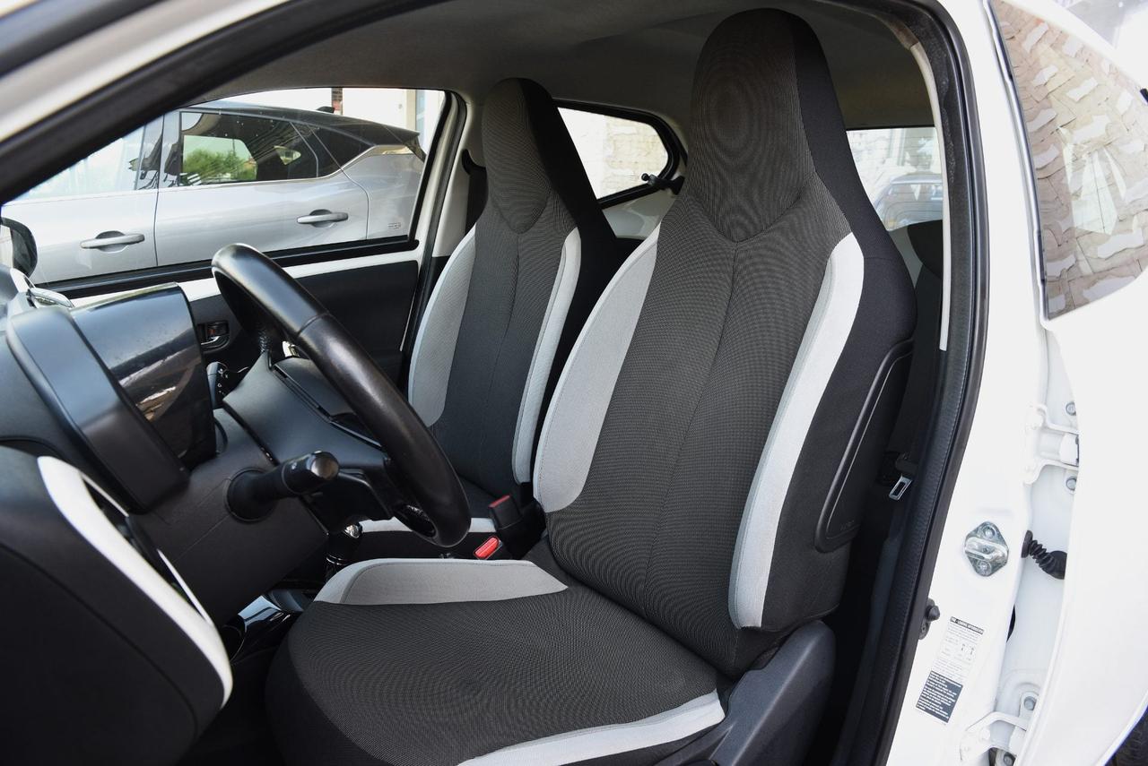 Toyota Aygo 1.0 x-play m-mt 51 Kw 69 cv
