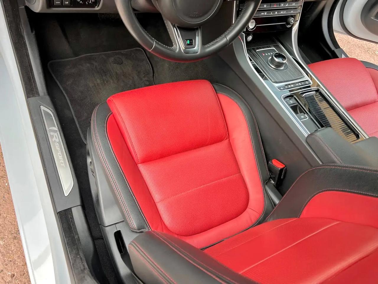 Jaguar XE 2.0 250 CV AWD aut. R-Sport