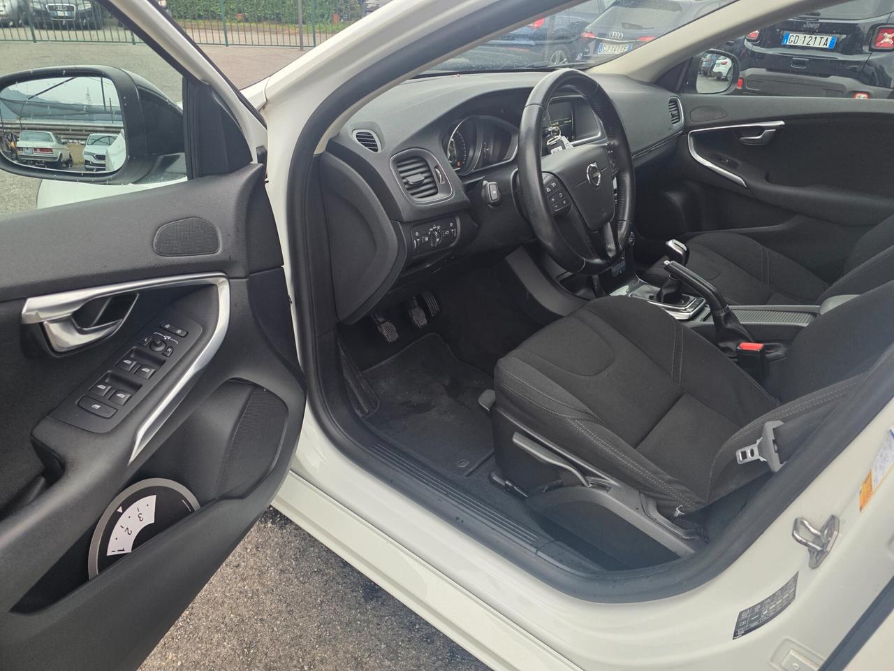 Volvo V40 D2 R-design Momentum