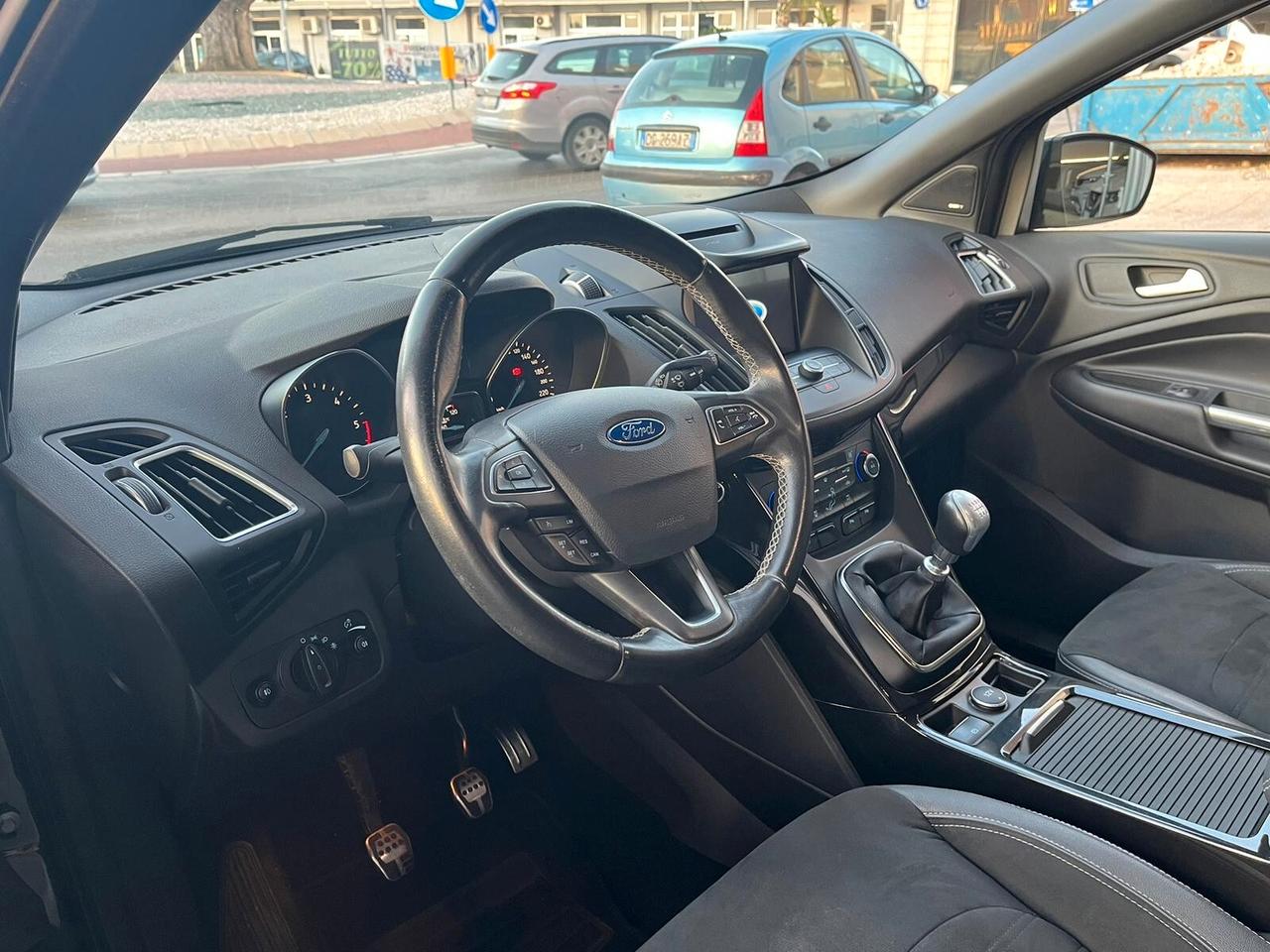 Ford Kuga 1.5 TDCI 120 CV 2WD ST-Line