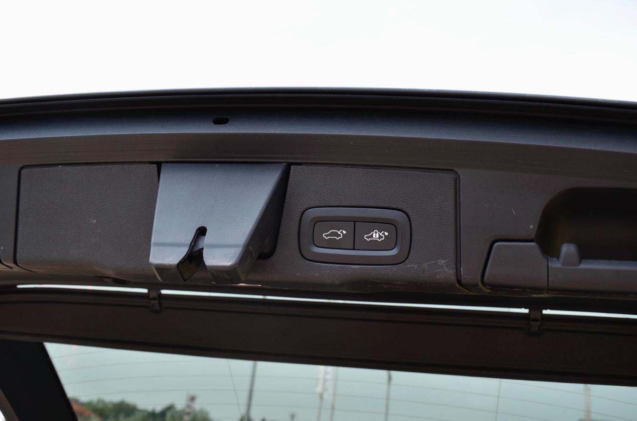 VOLVO XC60 2.0 B4 R-DESIGN 197cv AUTO, UNICOPROPRIETARIO, SERVICE UFF VOLVO, UFF ITALIANA, EURO 6D, FARI LED, NAVI, RETROCAMERA, PERMUTE