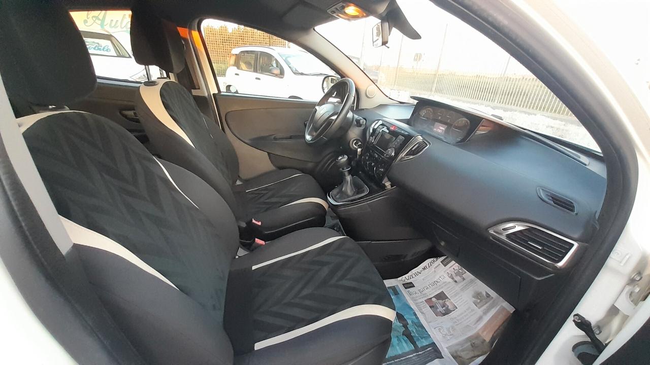 Lancia Ypsilon 1.2 69 CV 5 porte Platinum