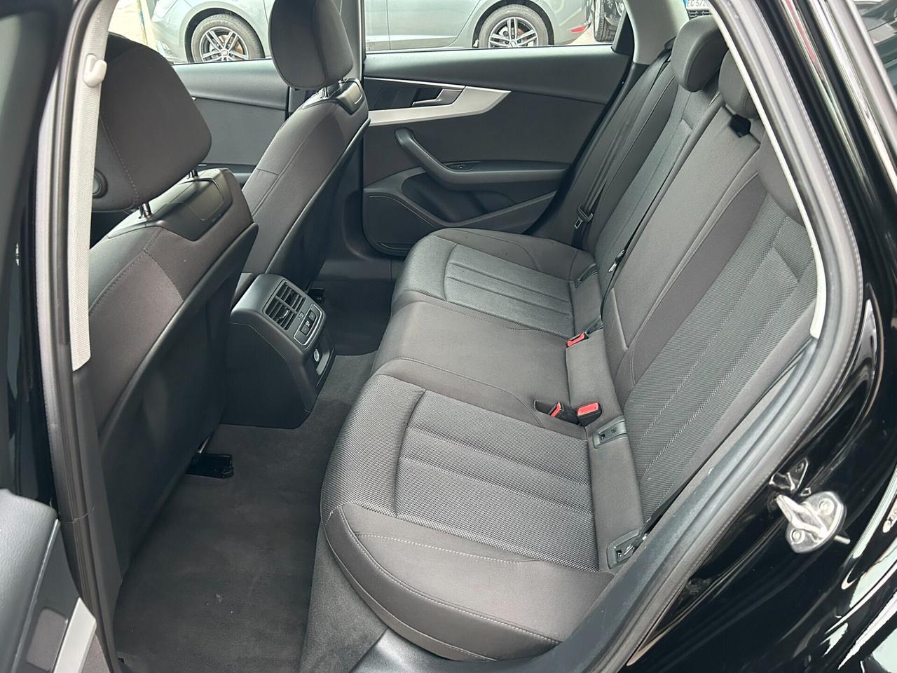 AUDI A4 Avant 30 2.0TDI 136CV S-Tronic Business