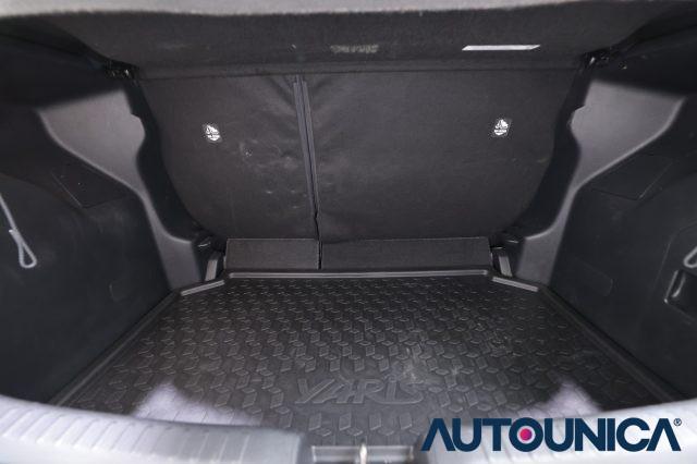 TOYOTA Yaris 1.5 HYBRID 5 PORTE LOUNGE FARI LED TETTO PANORAMA