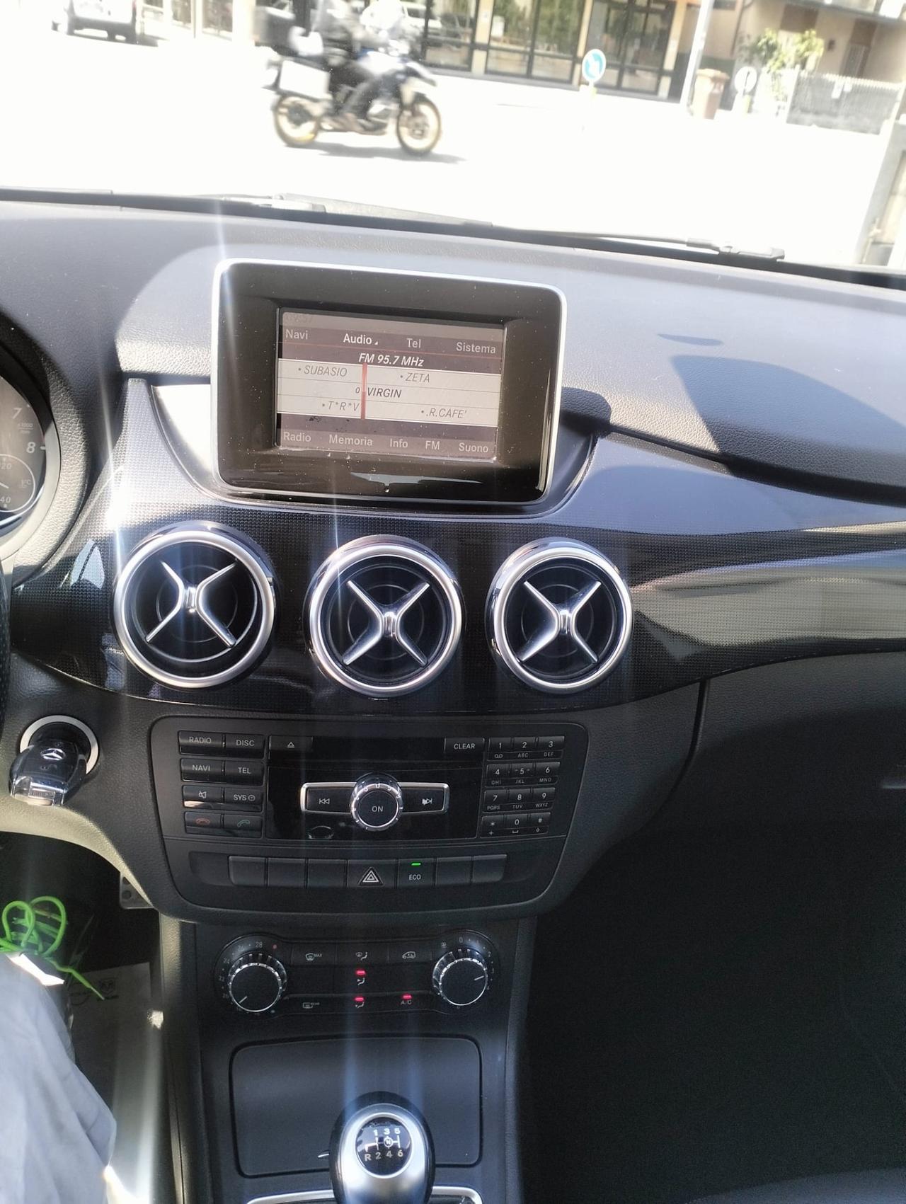 Mercedes-benz B 180 Benz Premium
