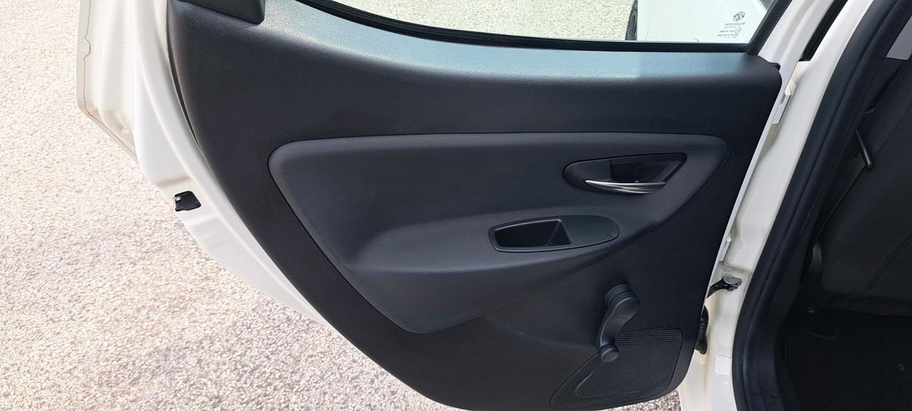 Lancia Ypsilon 0.9 TwinAir 85 CV 5 porte Metano Ecochic Silver