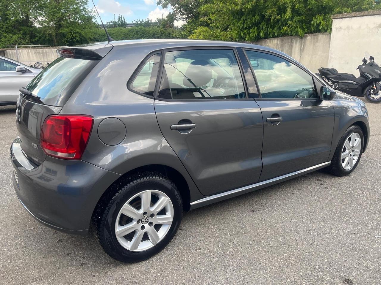 Volkswagen Polo 5P-1.6 tdi- cambio autom-2011